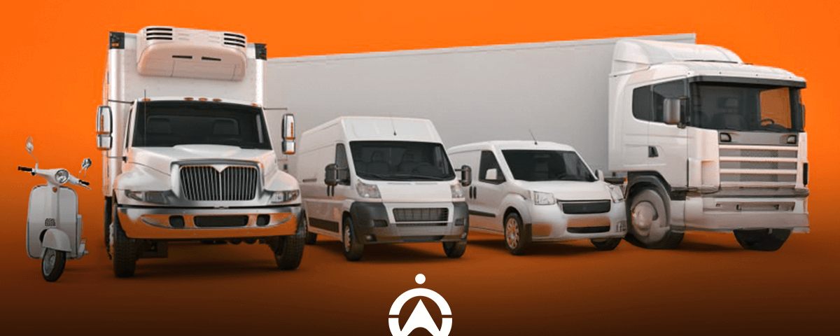 Uma fileira de veículos de transporte, incluindo uma scooter, uma van de entrega, um caminhão de carga e um caminhão de carga, contra um fundo laranja.