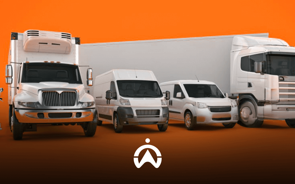 Uma fileira de veículos de transporte, incluindo uma scooter, uma van de entrega, um caminhão de carga e um caminhão de carga, contra um fundo laranja.